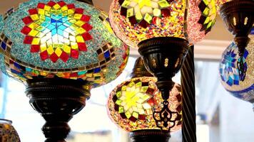 decoratief traditioneel Turks lam in groots bazaar video