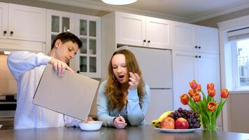 garçons fille adolescents verser céréale dans une assiette avec méconnaissable des boites dans le cuisine petit déjeuner le déjeuner délicieux nourriture video