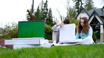 köstlich frisch Pizza Lieferung Anzeige Teenager Kinder Sitzung im Hintergrund und Essen Scheiben wählen im Box Chroma Schlüssel Grün Raum zum Text Laptop Werbung Kommen Sie Kaufen Anruf bestellen online video