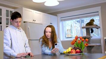 le garçon regards à le fille avec l'amour elle est occupé sur le téléphone en mangeant les raisins et à la recherche vers le bas social réseaux gars dans l'amour contagieux une Regardez espérer pour une relation demander pour une Date video