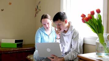 ehrgeizig jung Paar Arbeiten auf Laptop im Bett jung Paar Unterzeichnung Unterlagen zusammen während Sitzung auf das Couch beim Zuhause video