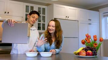 tömma Plats för text på de låda leende, Lycklig pojke och flicka häller matt choklad bollar ut av de spannmål låda för friska spannmål frukost i morgon- på Hem häller flingor från en papper låda video