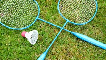 badminton spel racketar och fjäderboll på gräs video