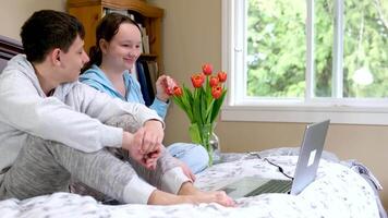 primeiro encontro para dar flores a menina é tímido a Garoto deram ramalhete assistindo filme flores dentro vaso do água menina abraços eles muito feliz risos para Veja De repente às amigo sentindo-me adolescentes relação video