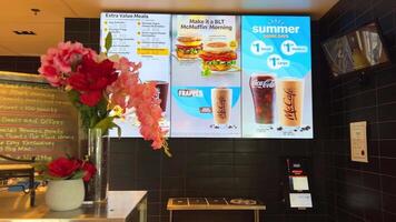 McDonald's menù fiori posto per ordine delizioso io frullato mack caffè vancouver Canada video