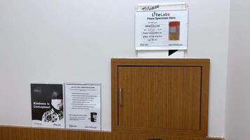 laboratorios de vida laboratorio tomar un orina prueba especial el plastico frascos en el baño un ventana para tomando y paso análisis baño cuenco limpieza exactitud laboratorio especial sitio tratamiento encontrar fuera diagnóstico video