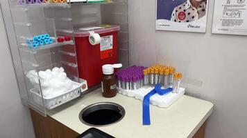 laboratoires de vie laboratoire pour du sang tests séance pièce chaise pour le patient endroit pour prise du sang de le veine bouteilles bouteilles divers dispositifs stérile gants prêt pour patient à trouver en dehors le diagnostic video
