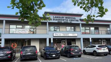 langley medicinsk diagnostisk Centrum doktorer kontor livlabbar en plats för testning bilar stående på de ingång till de byggnad langley kanada video