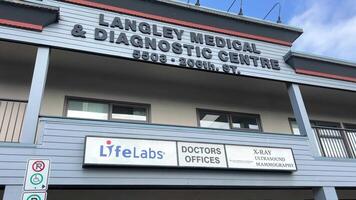 langley médico diagnóstico Centro médicos escritórios laboratórios de vida uma Lugar, colocar para teste carros em pé às a Entrada para a construção langley Canadá video