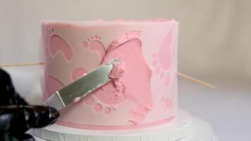 décoration de une gâteau pour une famille baptême rose gâteau avec empreintes de petit enfant sur Haut de ange ailes et bébé dans rose couche une fille Comment à trouver en dehors le sexe de enfant avec le Aidez-moi de une gâteau video