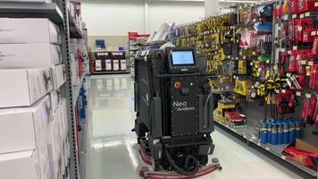 Abonnieren Reinigung Automatisierung Abonnieren Neo Roboter Reinigung Fußboden im das essen Center Einkaufszentrum im Toronto, Kanada. Abonnieren Neo ist ein speziell angefertigt Fußboden schrubben Roboter entwickelt durch Abonnieren corp video