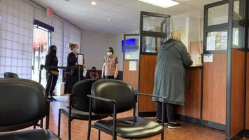 lebenslabore Labor zum Blut Tests Menschen Stand im Linie warten zum ihr Tests im das Büro im das Klinik nehmen Leben Warteschlange Aufzeichnung Arbeitskräfte Masken Behandlung warten zum das Diagnose sitzen im Empfangshalle video