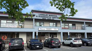 Langley médico diagnóstico centrar doctores oficinas laboratorios de vida un sitio para pruebas carros en pie a el Entrada a el edificio Langley Canadá video
