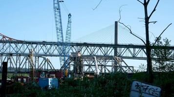 Abonnieren Brücke Über das Fraser Fluss Abonnieren Brücke, surrey Kanada. zwei Brücken zusammen zum Eisenbahn Spuren und Skytrain und Fahrbahn von Autos über Fluss industriell Bereich Schmutz Schlamperei dritte Brücke video