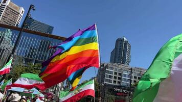 Aufstand von iranisch Menschen im Kanada im Vancouver Menschen Flaggen dauerte zu Demonstration im Verteidigung von Mensch Rechte gegen Krieg gegen Terrorismus Anspruchsvoll Veränderung im Leistung zu Sturz Lineal von Diktator video