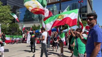 Aufstand von iranisch Menschen im Kanada im Vancouver Menschen Flaggen dauerte zu Demonstration im Verteidigung von Mensch Rechte gegen Krieg gegen Terrorismus Anspruchsvoll Veränderung im Leistung zu Sturz Lineal von Diktator video