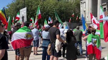 uppror av iranian människor i kanada i vancouver människor flaggor tog till demonstration i försvar av mänsklig rättigheter mot krig mot terrorism krävande förändra i kraft till störta linjal av diktator video