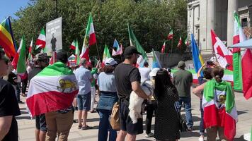 levantamiento de iraní personas en Canadá en Vancouver personas banderas tomó a demostración en defensa de humano derechos en contra guerra en contra terrorismo exigente cambio en poder a derrocamiento regla de dictador video