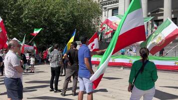 uppror av iranian människor i kanada i vancouver människor flaggor tog till demonstration i försvar av mänsklig rättigheter mot krig mot terrorism krävande förändra i kraft till störta linjal av diktator video