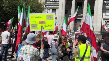 Aufstand von iranisch Menschen im Kanada im Vancouver Menschen Flaggen dauerte zu Demonstration im Verteidigung von Mensch Rechte gegen Krieg gegen Terrorismus Anspruchsvoll Veränderung im Leistung zu Sturz Lineal von Diktator video