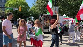 levantamiento de iraní personas en Canadá en Vancouver personas banderas tomó a demostración en defensa de humano derechos en contra guerra en contra terrorismo exigente cambio en poder a derrocamiento regla de dictador video