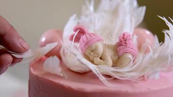 Kochen Dekoration von ein köstlich Rosa Kuchen zum ein festlich Geburt von ein Kind und Taufe Beine druckt auf das Seite von das Dessert Gebäck Koch bereitet vor anders Videos können Sein eingekreist
