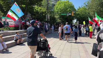 Aufstand von iranisch Menschen im Kanada im Vancouver Menschen Flaggen dauerte zu Demonstration im Verteidigung von Mensch Rechte gegen Krieg gegen Terrorismus Anspruchsvoll Veränderung im Leistung zu Sturz Lineal von Diktator video
