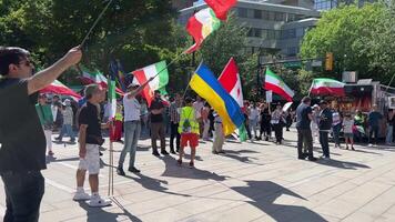 levantamiento de iraní personas en Canadá en Vancouver personas banderas tomó a demostración en defensa de humano derechos en contra guerra en contra terrorismo exigente cambio en poder a derrocamiento regla de dictador video