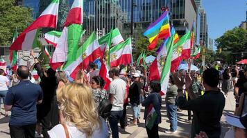 opstand van Iraans mensen in Canada in Vancouver mensen vlaggen nam naar demonstratie in verdediging van menselijk rechten tegen oorlog tegen terrorisme veeleisend verandering in macht naar omverwerping heerser van dictator video