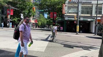 real hora gente vive en Vancouver Canadá central calles camina prisa a trabajo vida su vive carros personas hombres mujer turistas calzada alto edificios rascacielos tiendas video