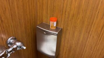 laboratoires de vie laboratoire prendre une urine tester spécial Plastique pots dans le toilette une fenêtre pour prise et qui passe une analyse toilette bol propreté précision laboratoire spécial endroit traitement trouver en dehors diagnostic video