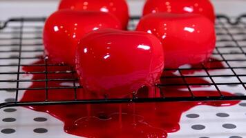 hell rot Mousse Kuchen mit Erdbeere Dekoration auf ein Blau hölzern Hintergrund video