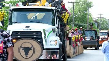 cloverdale sur brillant ensoleillé journée gay parade cortèges amusement gens attendre célébrer agitant balade dans voitures vivement décoré avec sexuel révolution dans Canada dans écoles et sur des rues liberté de choix video