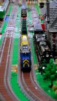 Kanada Vancouver 17.05.2024 Kleeblatt Rodeo und Land Messe Lego Blöcke Häuser Autos Straßen Züge Straßenbahnen. echt Leben von Lego Spielzeuge Nahansicht Aufnahmen von Eisenbahnen im ein enorm Stadt gemacht von Blöcke video
