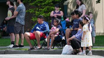 cloverdale gens asseoir sur chaises sur le trottoir et vague à une qui passe voiture rare voitures pendant le gay parade le population de le pays est attendre pour le fête se rencontre ses héros video