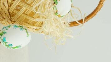 Pascua de Resurrección fiesta decorativo hecho a mano huevos en mimbre cesta blanco antecedentes espacio para texto bordado cintas en huevos ornamento azul verde amarillo color tarjeta postal regalo Felicidades invitación video