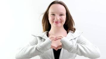 sorridente jovem mulher voluntário mostrando mãos placa coração forma olhando às Câmera. saudável coração saúde vida seguro, amor e caridade, voluntário social trabalhar, órgão doação conceito, fechar acima retrato. video