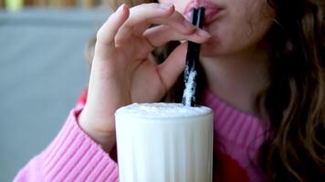 kvinna person dryck latte eller cappuccino i Kafé och blandning socker med sugrör video