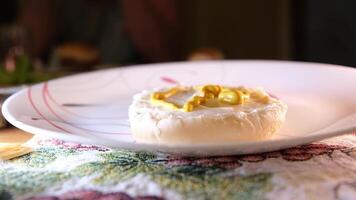 gieten mosterd Aan een bun met mayonaise bereiden een Hamburger bereiden een belegd broodje mosterd saus en ketchup stromen in een stroom op de brood video