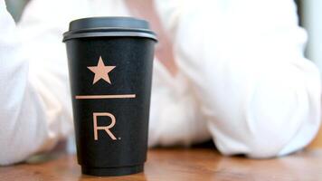 Starbucks recurso negro Starbucks taza con estrella subrayar grande letra r en el mesa en el café tienda delicioso nuevo café lujo famoso marca el más nuevo video