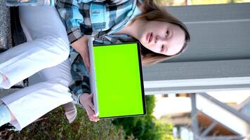 ung Söt studerande kvinna uttråkad trött över arbetade på henne bärbar dator bär en svart skjorta isolerat på grön skärm cromakey chormakey eller krom croma nyckel för sammansatt video