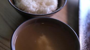 miso soep is een traditioneel Japans soep gemaakt in de eerste plaats van miso Plakken, dashi bouillon, en extra ingrediënten zo net zo groenten, zeewier, en tofu video