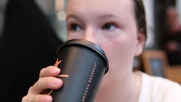 Starbucks toevlucht zwart Starbucks kop met ster onderstrepen groot brief r Aan de tafel in de koffie winkel heerlijk nieuw koffie luxe beroemd merk nieuwste video