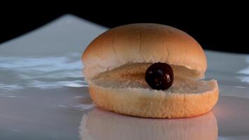 estranho do uma pão com cerejas incompatível produtos estúpido cozinhando não Comida mínimo inapropriado ridículo zombando cozinhar uma estranho torta video