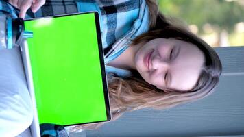 adolescente ragazza mostrare il computer portatile con vuoto modello verde croma chiave schermo, esso esperto, tecnico riparazione servizio, Tech supporto Manutenzione formazione scolastica scuola pubblicità divertimento Internet Giochi video