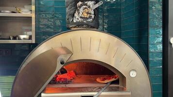 main se déplace le plateau de Pizza avec champignons, jambon et mozzarella cuit cuisson dans le four video