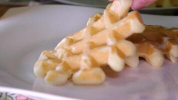 detailopname chef giet wafel beslag in een wafel ijzer in een professioneel keuken. wafel maken Bij de hotel met all-inclusive maaltijden. belgisch wafels in een wafel ijzer video