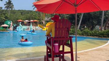 vietnam phu quoc sunworld aquatopia 18.03.2024 vatten parkera attraktioner spel olika skulpturer underhållning ta kabel- bil till annan ö nöje parkera rekreations tema parkera i sydlig vietnam video