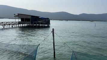Vietnam phu quoc isla pescadores casa en el indio Oceano pescar barco captura crecer pescado pescado granja restaurante en el agua captura pescado crecer redes de madera casa video