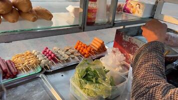 billig Straße Essen im Vietnam Kaufen ein Brötchen Vietnamesisch Frau Füllung ein Brötchen mit anders Zutaten zu braten verkocht Schlecht Essen ist Schlecht zum Gesundheit und gefährlich video